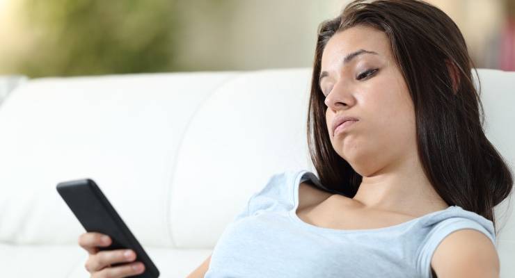 phone millenial couch bored quarantine lockdown coronavirus