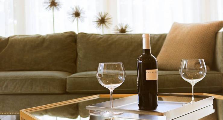 wine-and-wine-glasses-on-coffee-table