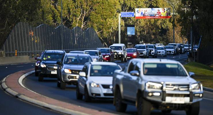 traffic queue at victoria-nsw border
