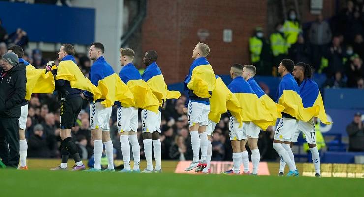 Everton FC players wearing Ukrainian flags prior to their game against Manchester City