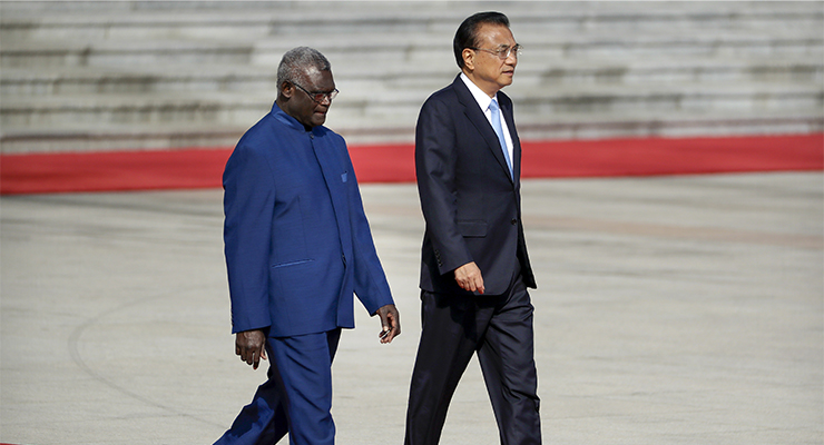 Manasseh Sogavare walks with Chinese Premier Li Keqiang, 2019. (Image: AAP/AP/Mark Schiefelbein)