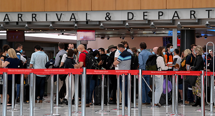 Queues at Sydney airport's Qantas departure terminal (Image: AAP/Bianca De Marchi)