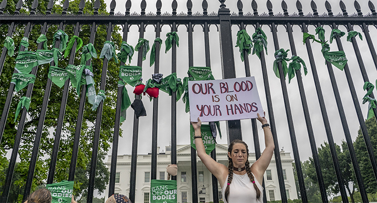 An abortion-rights protester outside the White House (Image: AAP/AP/Gemunu Amarasinghe)