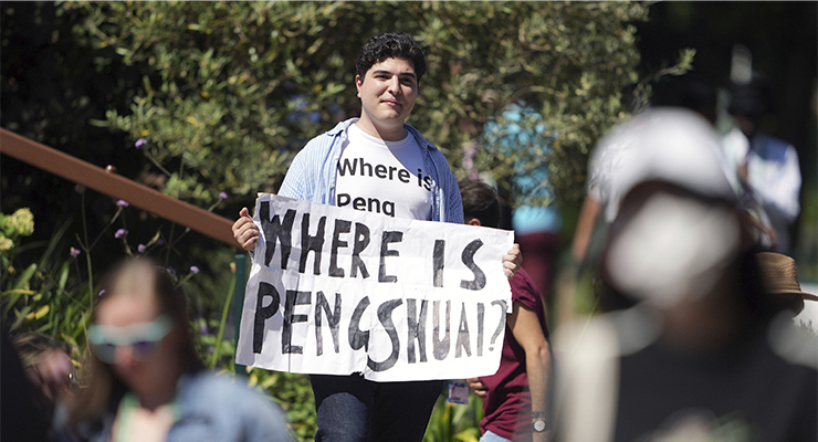 Drew Pavlou holds a sign reading 'Where is Peng Shuai?' at the 2022 Wimbledon Championships (Image: AAP/Zac Goodwin/PA via AP)