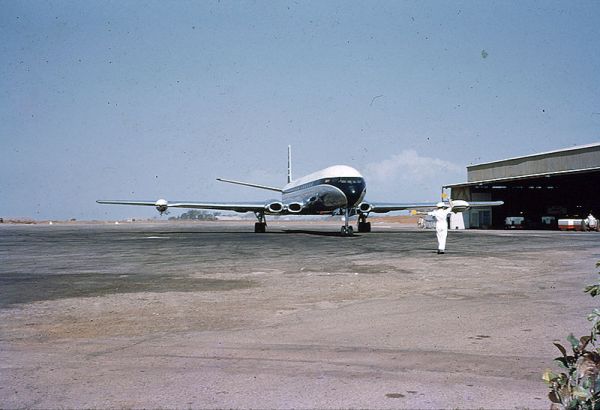 800px-Darwin's_Civil_Terminal_1961 A BOAC Comet IV at Darwin 1961, Wikipedia Commons