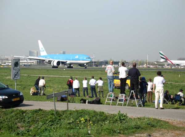planespotters Schiphol Airport spotters, Amsterdam, photo by Asia-Pacific Aerospace Report