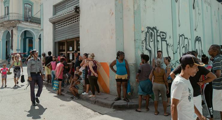Cubans wait in the hot sun outside a government store (Image: Jake Lapham)