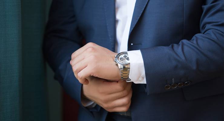 A man in a suit wearing an expensive watch (Image: Adobe)