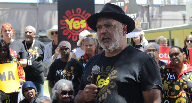 Noel Pearson addresses an Mparntwe (Alice Springs) crowd at a Yes event (Image: Julia Bergin/Private Media)