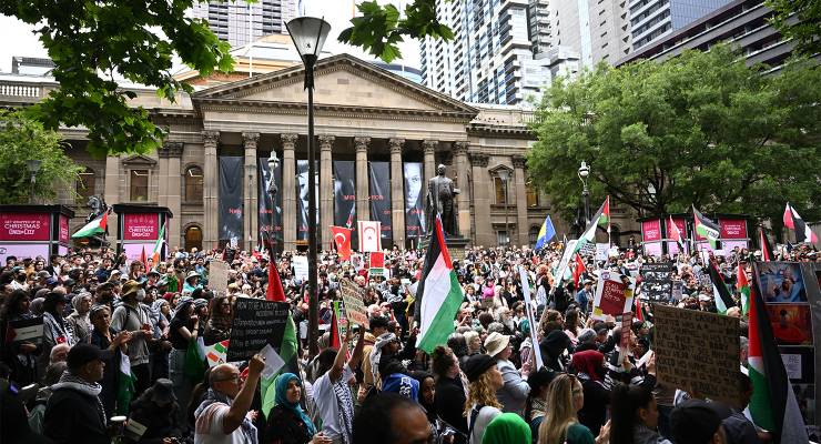 People participate in a Free Palestine rally in Melbourne, November 26, 2023 (Image: AAP/Joel Carrett)