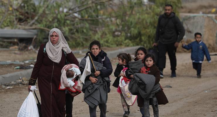 Palestinians walk to southern Gaza Strip along Salah Al Din road (Image: AAP/EPA/Mohammed Saber)