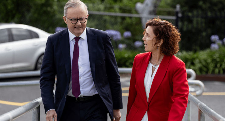 Anthony Albanese with Labor's candidate for Dunkley Jodie Belyea (Image: AAP/Diego Fedele)