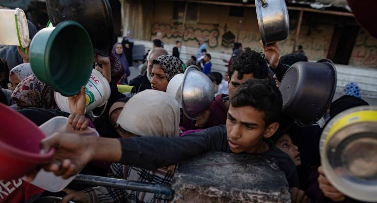 Displaced Palestinians gather to collect food (Image: EPA/HAITHAM IMAD)