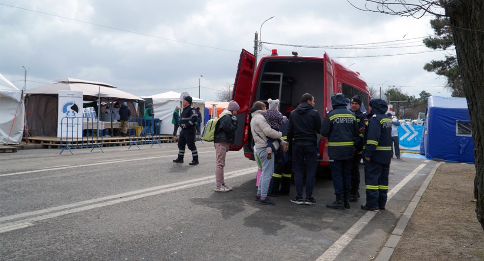 Refugees are transported to local airports by Romanian firefighters in Siret (Image: Amber Schultz/Private Media)