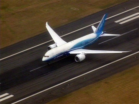 Dreamliner 787 rolling, courtesy KOMO News Seattle